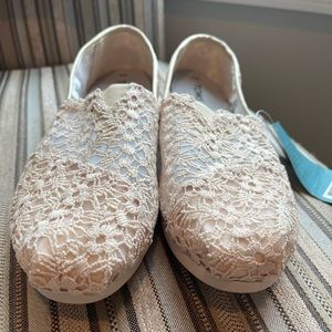 NWT TOMS size 9 womens